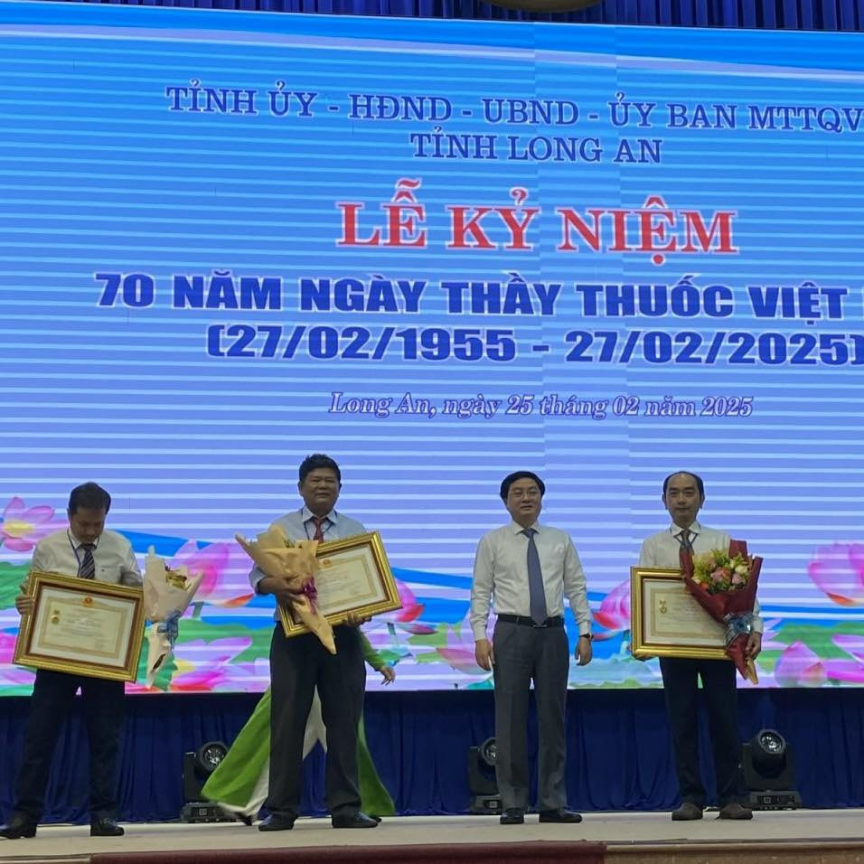 Bác sĩ Bùi Khắc Xoàn nhận giải thưởng thầy thuốc ưu tú