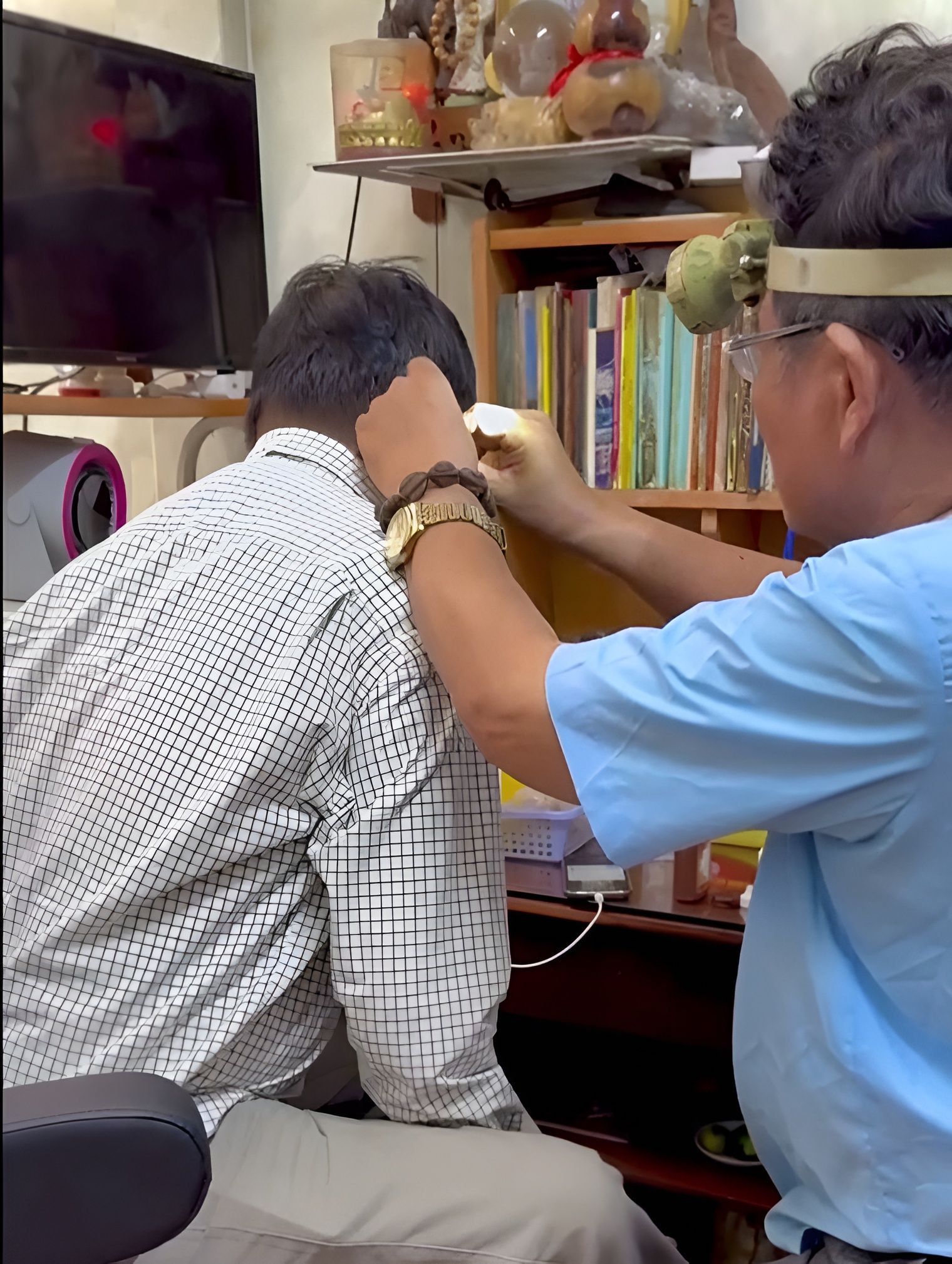 Bác sĩ tai mũi họng Bùi Khắc Xoàn khám bệnh
